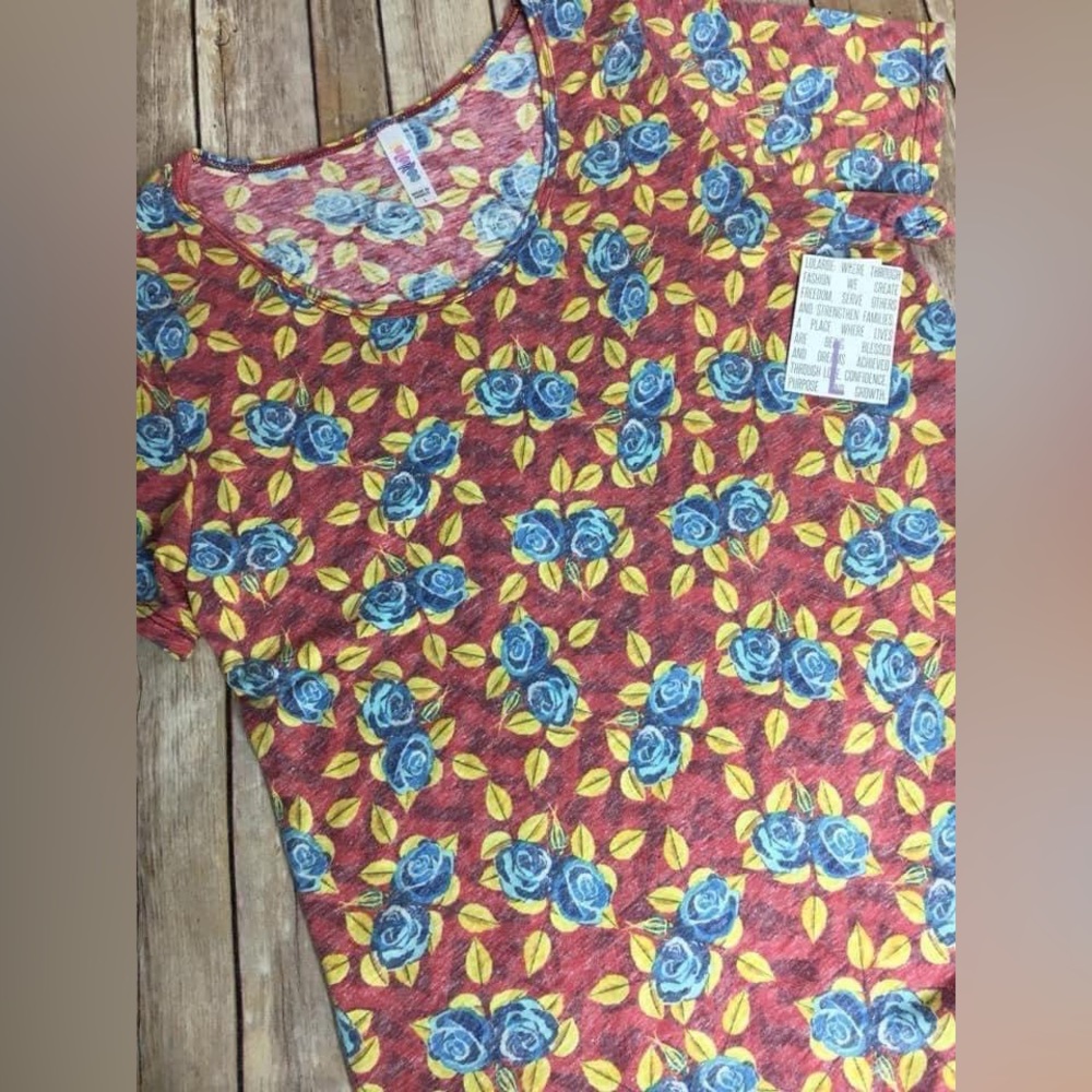 BRAND NEW W/TAGS Lula Roe Classic Tee Size LARGE